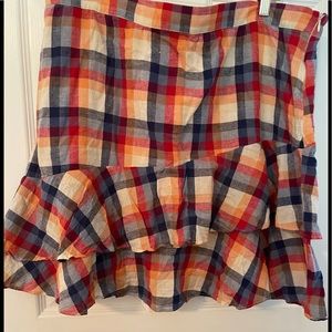 Skirt with elastic band and side zip, ruffle hem